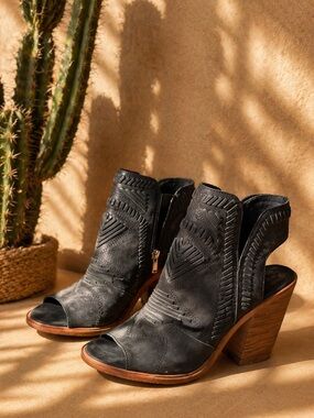 Vince Camuto Black Leather Peep Toe Booties | Western Boho Chunky Heel 8 Narrow